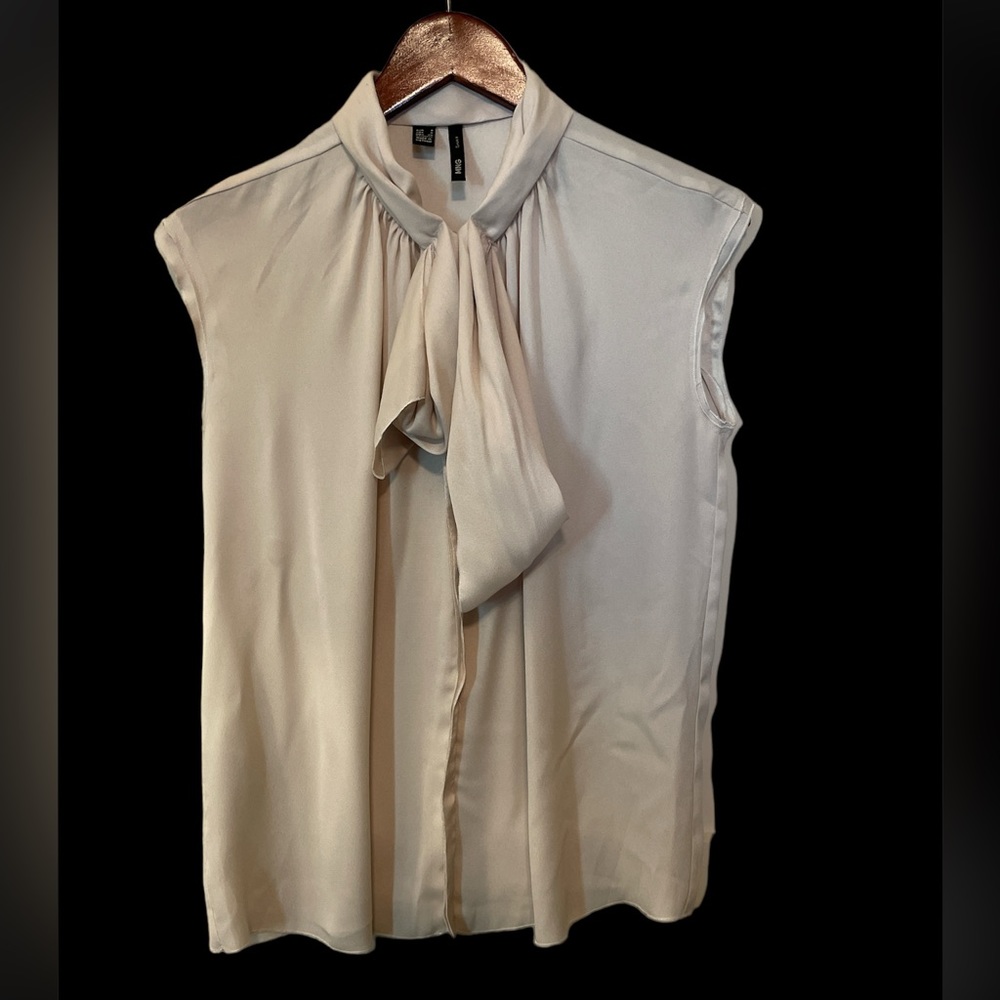 Ming Suit Blouse. Size: 4. Looks great under blazer.